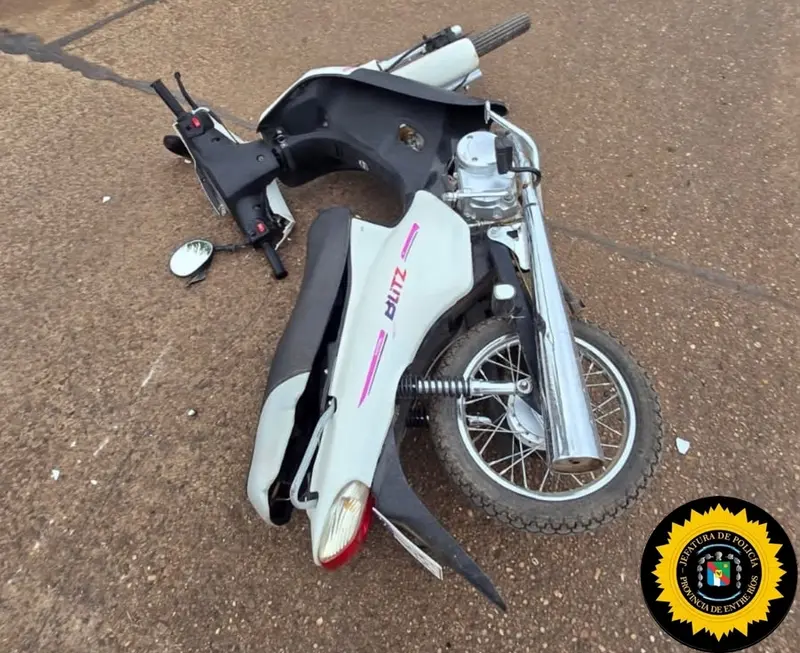 Iba en moto, choc� contra un cami�n y sufri� escoriaciones
