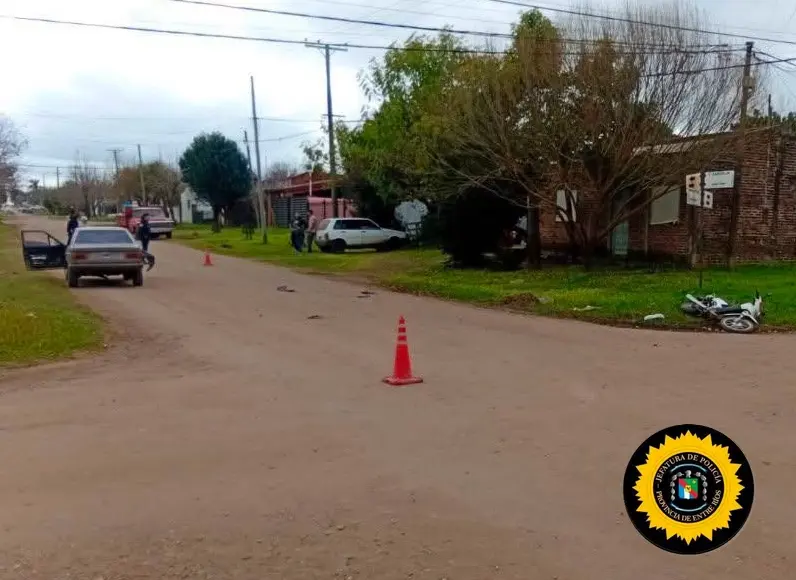 Una mujer con lesiones graves al chocar su moto con un auto