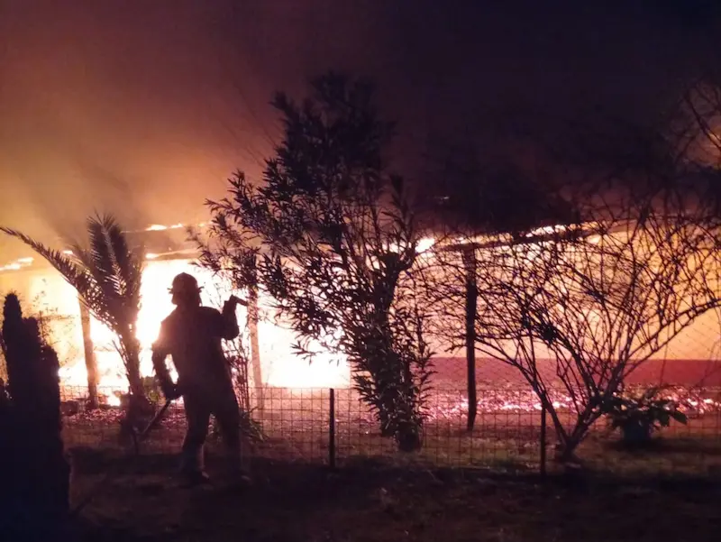 Explot� una garrafa y una vivienda quedo reducida a cenizas - Foto Carlos Garc�a