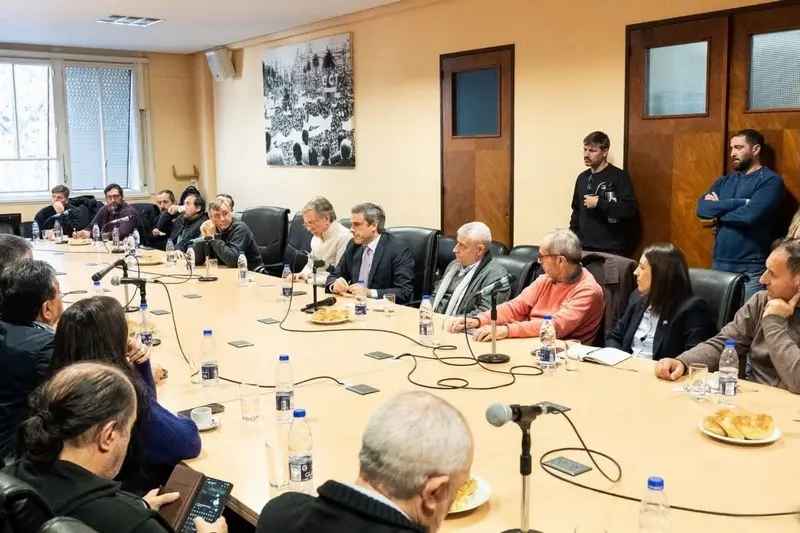 Marclay, Fuertes y Bahillo conformaron una mesa para analizar la situaci�n de la industria av�cola y sus trabajadores