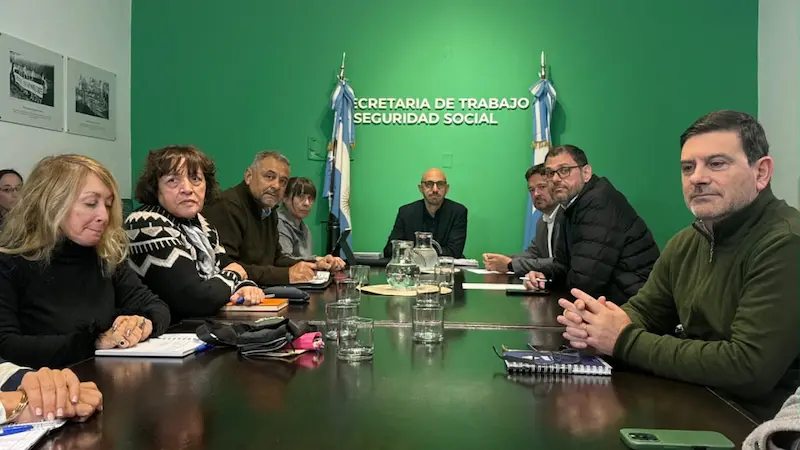 El gobierno mejor� la propuesta a los estatales y anunci� que liquidar� los haberes de julio con aumento del 3 por ciento