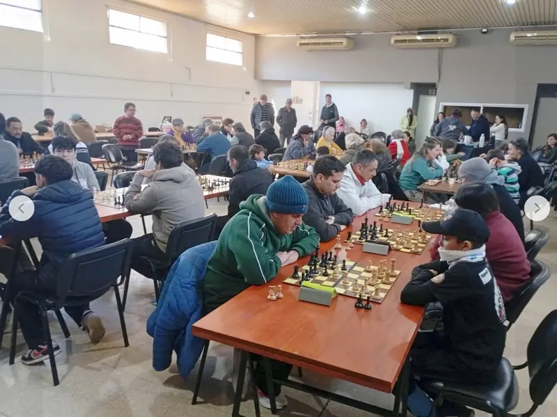 Excelente torneo de ajedrez en Villa Elisa con el arbitraje y colaboraci�n de Juan Villo y Luciana Villo