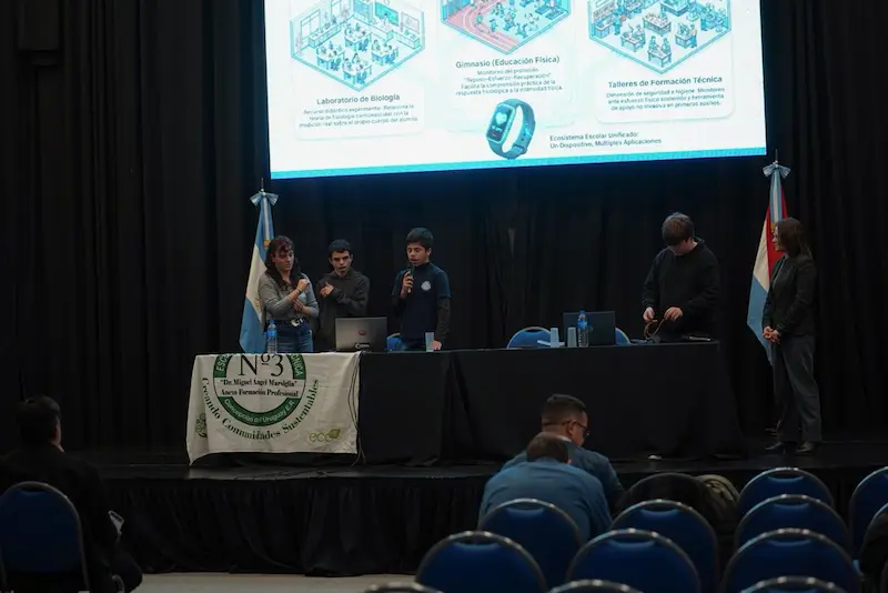 Estudiantes de la Escuela T�cnica Marsiglia presentaron un brazalete inteligente en un congreso internacional