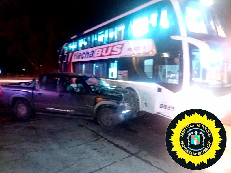 Dos personas hospitalizadas por choque entre colectivo camioneta 