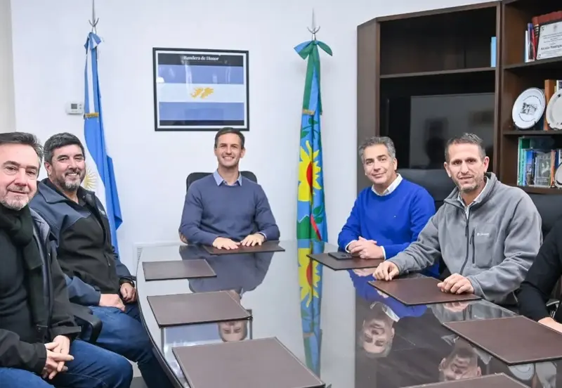 Adri�n Fuertes y el Secretario de Producci�n Horacio Manzato visitaron la localidad bonaerense de San Vicente