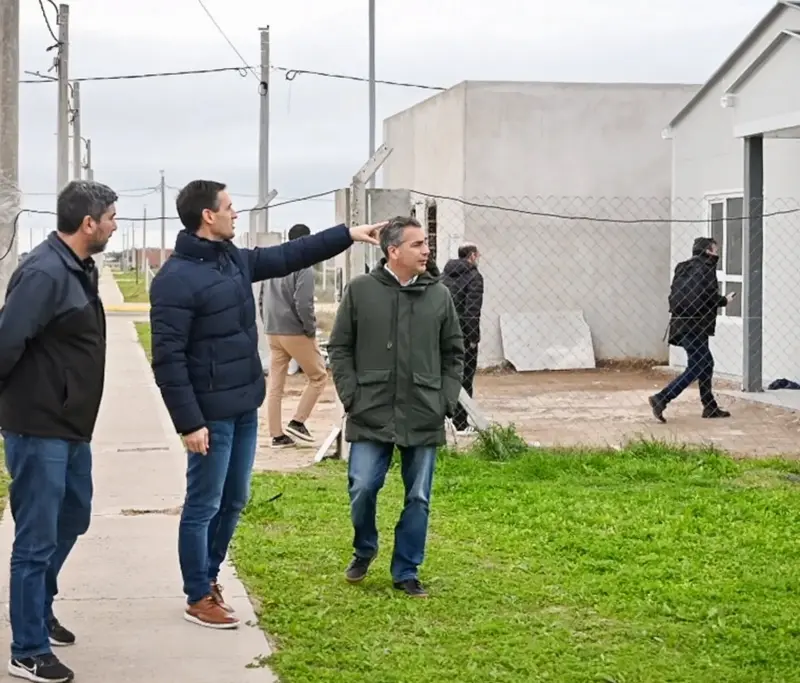Fuertes demostr� su inter�s por un modelo de lotes y viviendas en San Vicente