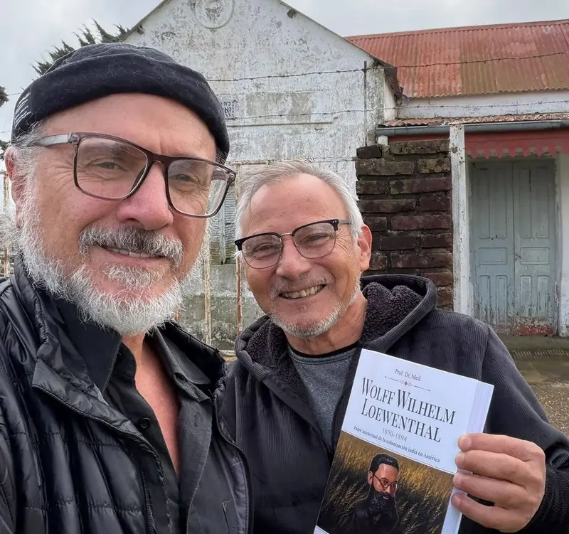 Osvaldo Quiroga recibi� un libro sobre uno de los principales mentores de la JCA en Argentina