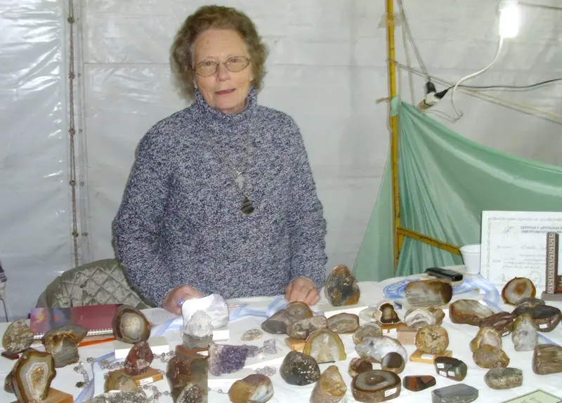 Por Ceferino Azambuyo. Teresita Gobo la Artesana de la Sonrisa entre las piedras