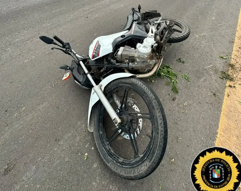 Accidente de tr�nsito sobre Ruta Nacional 18: Una mujer roz� el acoplado de un cami�n y volc� con su moto 