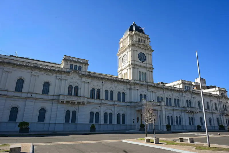 El gobierno confirm� un aumento del 3,5 por ciento y continuar� trabajando en una mejora salarial