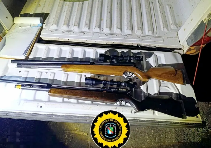 En procedimiento detectaron un guazuncho faenado y dos armas de fuego en un veh�culo