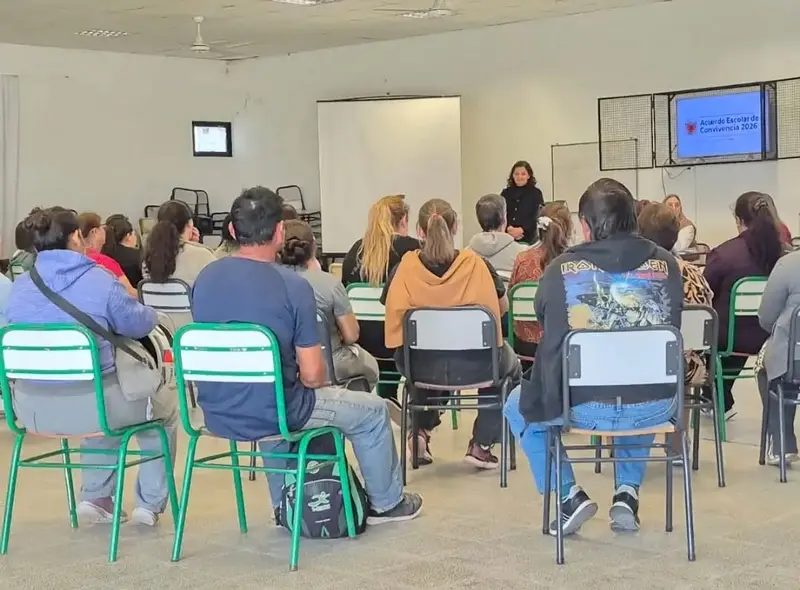 Reuni�n de padres/tutores en la Escuela Secundaria Norma Bouvet