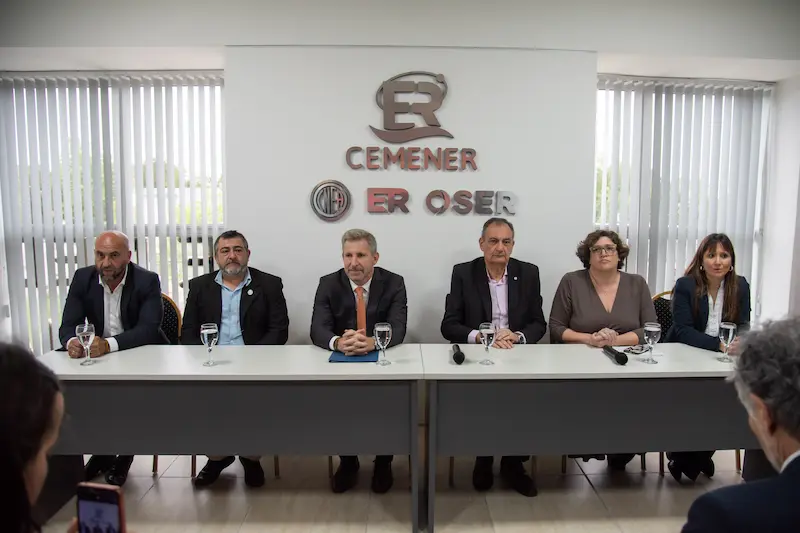 El gobernador particip� del acto por los 10 a�os del Cemener