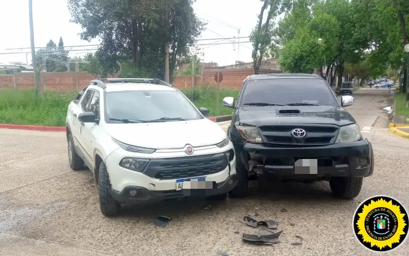 Choque entre camionetas: Uno de los conductores sufri� fractura de mu�eca