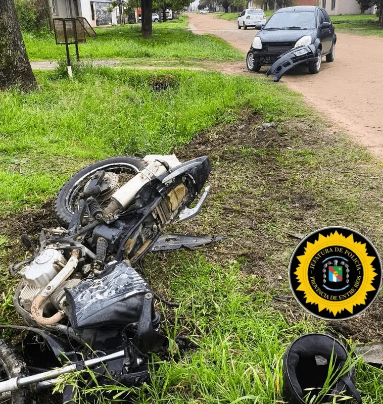 Lesiones leves para el conductor de una moto en choque con un auto