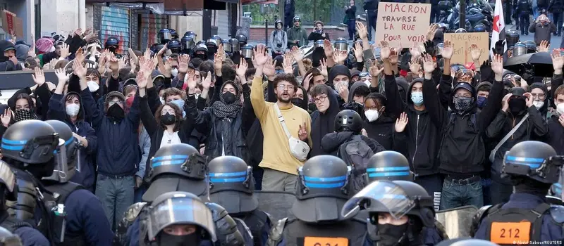 El cartel de los manifestantes dice: �Macron traverse la rue pour voir�, �Macron cruce la calle para ver�.