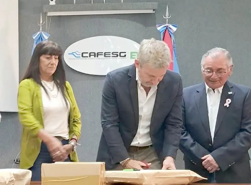 Mariel Henchoz particip� en la CAFESG de la apertura de sobres para obras en escuelas de Ra�ces Este