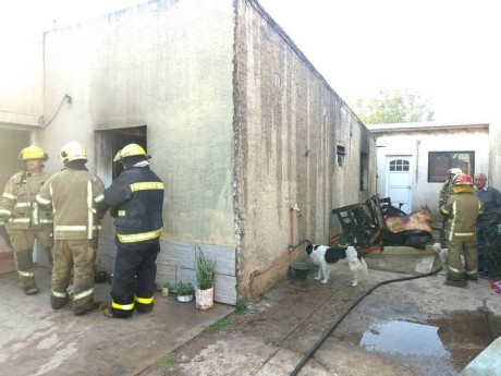Importantes daños materiales por incendio de parte de una vivienda en calle Paraguay