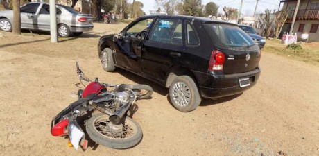 Choque entre auto y moto-El conductor del rodado menor con lesiones leves