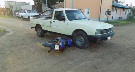 En accidente entre una pick up y una moto una persona sufri lesiones leves