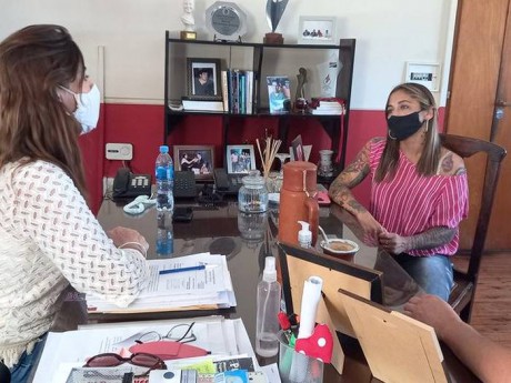 La Presidente municipal Claudia Monjo recibi a la flamante campeona mundial de la OMB, Debora la Gurisa Dionicius