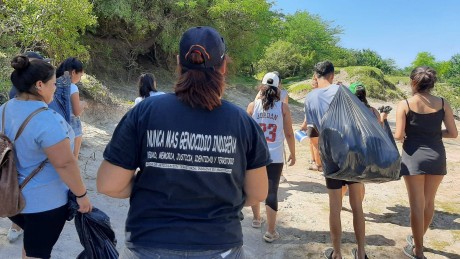 Guardianes ambientales de la Comunidad Charrúa Etriek realizaron tareas de limpieza a la vera del arroyo Villaguay