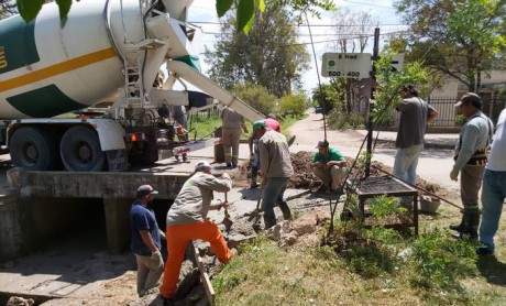 Mantenimiento de calles de pavimento. Se realizan trabajos de bacheo en diferentes sectores de la ciudad