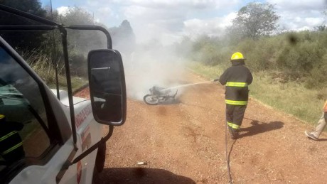 Bomberos sofocaron el incendio de una moto