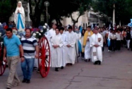 Una multitud esta participando de la procesin y misa en el da de la Vrgen Inmaculada Concepcin en Villaguay