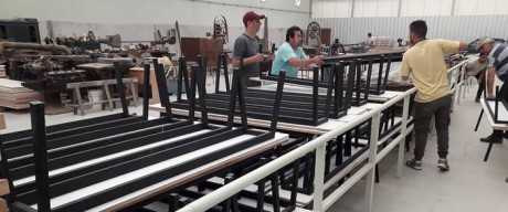 El taller industrial volvi a producir y entreg sus primeros mobiliarios