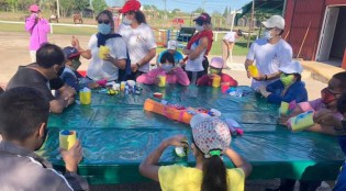 La Merced realiz un taller de reciclaje para fabricar macetas