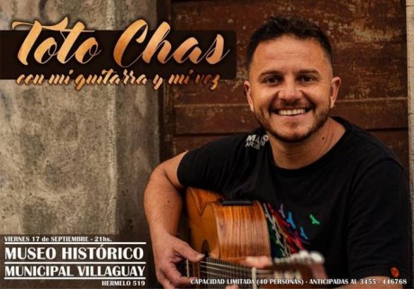 Toto Chas actuar en el museo de Villaguay