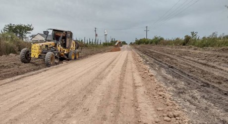 Trabajan en el mantenimiento en caminos de tres departamentos