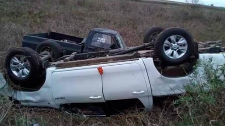 Una camioneta llevaba de tiro a otra y volcaron las dos - Los conductres son de Villaguay-Foto el Once