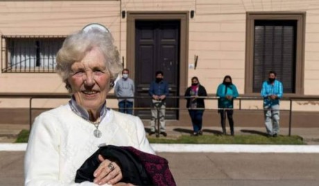 VOLVER A SU AMOR ETERNO-La ex profesora Yolanda Gamarnik visit la escuela de Villa Domnguez